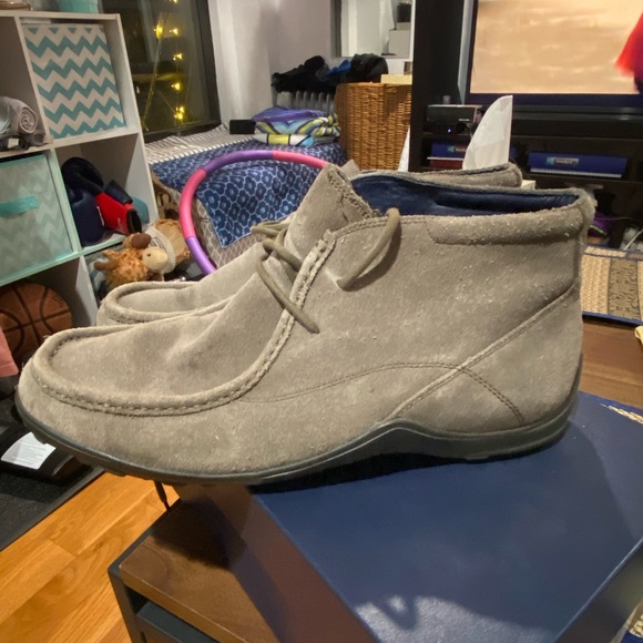 Cole Haan Grey suede chukkas men’s size 11